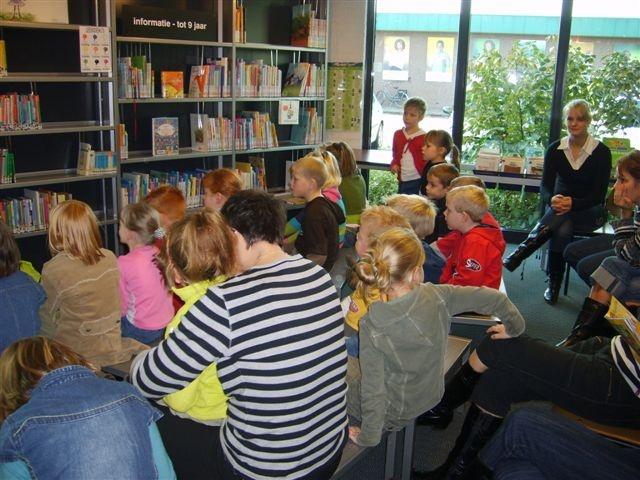 Klassenbezoek bibliotheek groep 3a en 3b (1).jpg